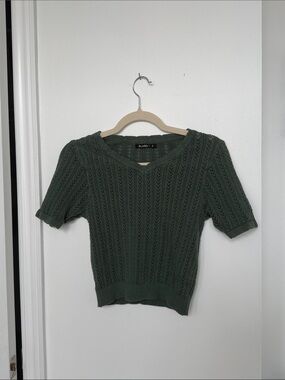 Vintage Green Knit V‑Neck Crop Top